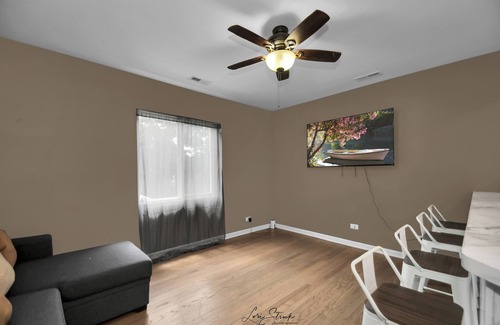 Waukegan House | Retro 2Bedroom Apartment Near Navy Base,Casino And Six Flags