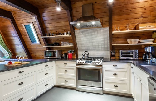 Glacier House | Retro A-Frame Chalet, your perfect getaway to Mt.Baker - Hot Tub, Fireplace, A/C