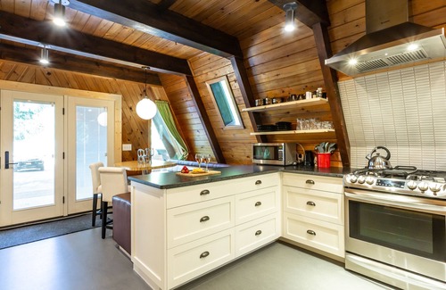 Glacier House | Retro A-Frame Chalet, your perfect getaway to Mt.Baker - Hot Tub, Fireplace, A/C