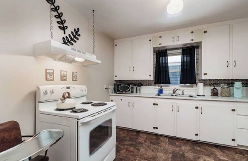 Billings House | Retro Abode, 3Bed 1Bath w/Garagenn