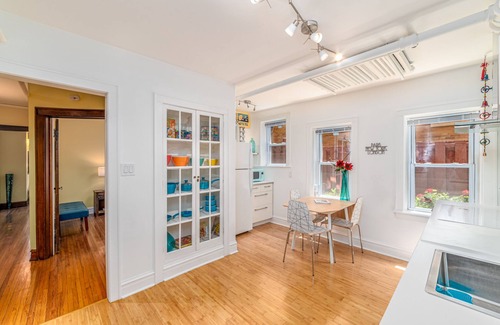 Andersonville Apartment | Retro Apartment in Andersonville