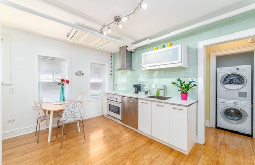Andersonville Apartment | Retro Apartment in Andersonville