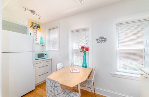 Andersonville Apartment | Retro Apartment in Andersonville