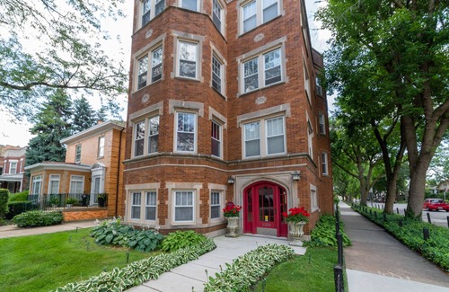 Andersonville Apartment | Retro Apartment in Andersonville