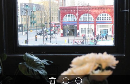 Elephant and Castle Apartment | Retro Apartment with City view moments from the BigBen