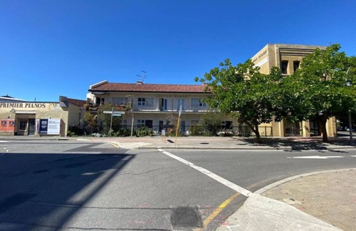 Fremantle Apartment | Retro Apt meters from Bathers Beach