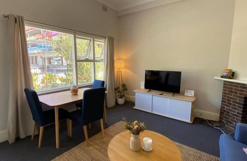 Fremantle Apartment | Retro Apt meters from Bathers Beach
