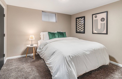 Grandview Apartment | Retro Basement Apartment- 10 mins to shops and IHOPU