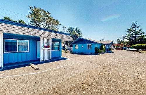 Bandon House | Retro beach experience with fast WiFI - walk to downtown shops & eateries