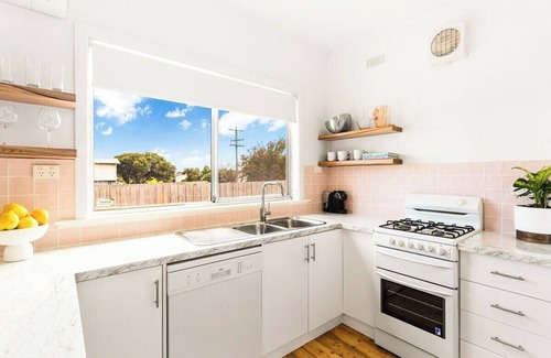 Cowes House | Retro Bungalow near Beach and Shops