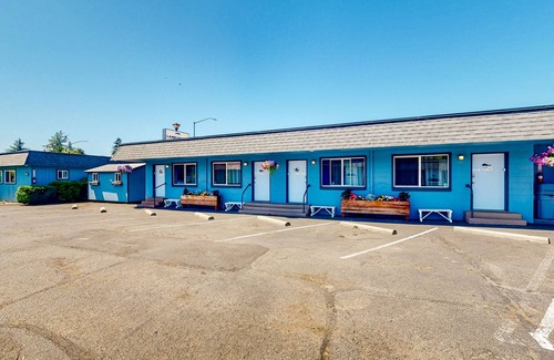 Bandon House | Retro-chic beach room with fast WiFI - walk to Old Town shops & eateries