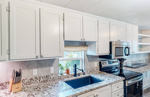 Bandon House | Retro-chic retreat near the beach with a fenced yard & deck, & washer/dryer
