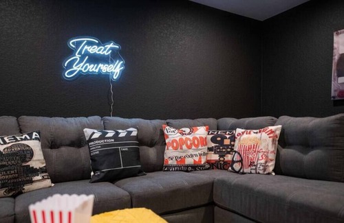 Alta Vista Area House | Retro Denver Retreat W/ Fun Games & Movie Room!