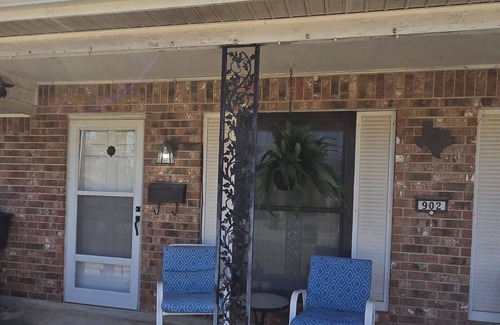 Temple Apartment | Retro Duplex 2-bedroom in Temple fully furnished for remote workers.