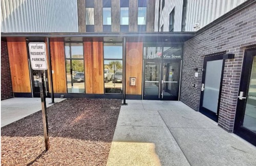 Downtown Des Moines Apartment | Retro Elegant Studio (136)