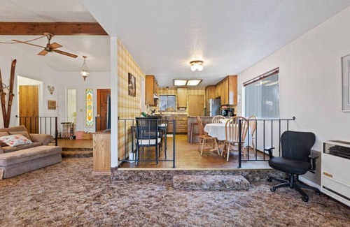 Twain Harte Cabin | Retro Family Cabin in Twain Harte | AC & Bunk Room