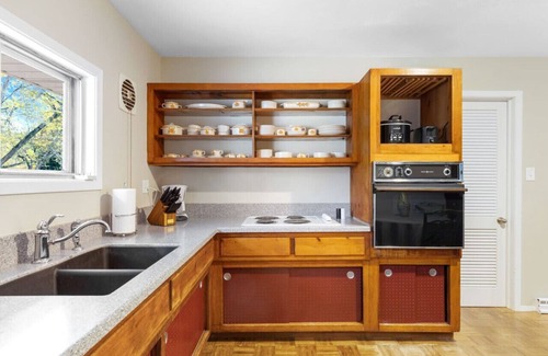 Rochester House | *Retro Fun* 3 BDRM - Sleeps 5 - Pet Friendly!