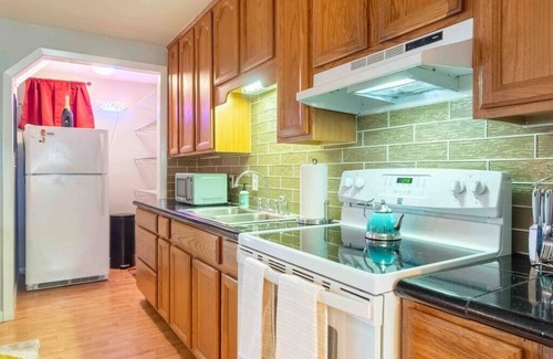 Barton Hills Condo | Retro Gold With a City View! Steps From Zilker