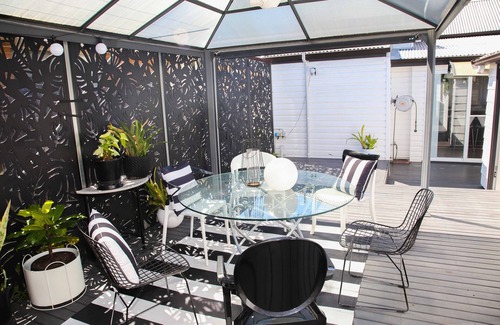 Cessnock Cottage | Retro Hidden Gem with Deck & BBQ, 10 mins To Wineries