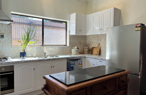 St Peters House | Retro House 3-bedrooms @St Peters. 2km to CBD
