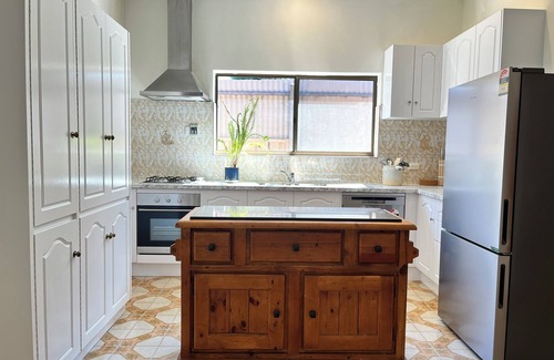 St Peters House | Retro House 3-bedrooms @St Peters. 2km to CBD