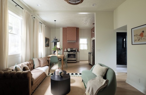 Clifton House | Retro House 6 BDs 3 Bths outdoor grill/firepit