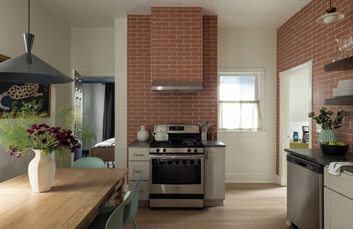 Clifton House | Retro House 6 BDs 3 Bths outdoor grill/firepit