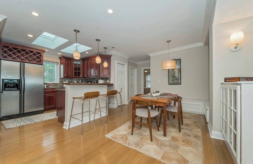 Mount Adams Apartment | Retro Modern 2 Bdrm 2 Bath Condo near to Eden Park
