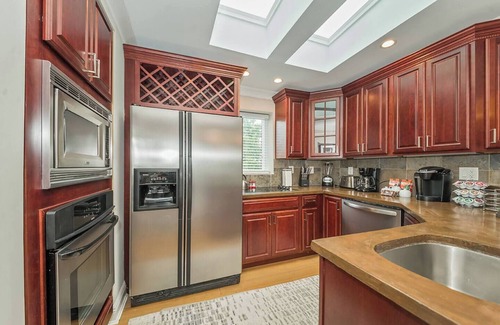Mount Adams Apartment | Retro Modern 2 Bdrm 2 Bath Condo near to Eden Park