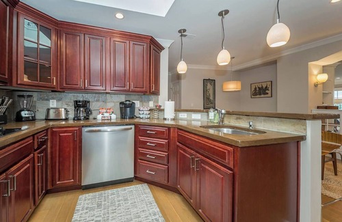 Mount Adams Apartment | Retro Modern 2 Bdrm 2 Bath Condo near to Eden Park