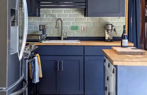 Pine Mountain Club Cabin | Retro Modern Tiny Cabin w/private hot tub, deck, and woodburning fireplace