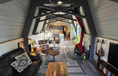 Pine Mountain Club Cabin | Retro Modern Tiny Cabin w/private hot tub, deck, and woodburning fireplace