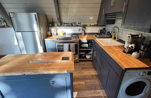 Pine Mountain Club Cabin | Retro Modern Tiny Cabin w/private hot tub, deck, and woodburning fireplace