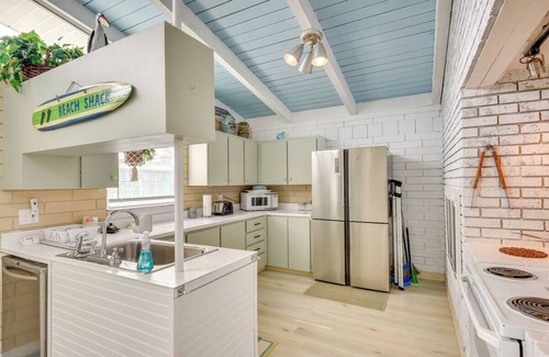 Aqua Vista Circles Cottage | Retro Ormond Beach Home w/Pool 3BR-Walk to Ocean!