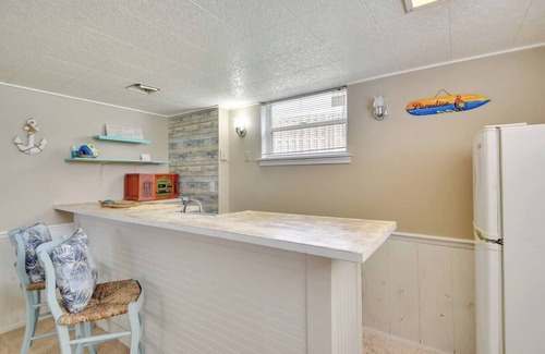 Aqua Vista Circles Cottage | Retro Ormond Beach Home w/Pool 3BR-Walk to Ocean!