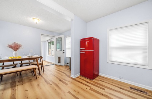 Holland House | Retro Quirky 4BR NE Minneapolis House near UMN, US Bank & Huntington Stadiums