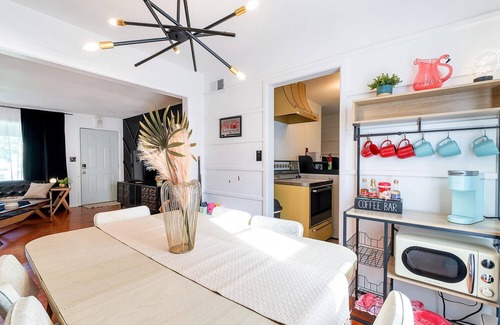 Wichita House | Retro Retreat - 2K - Fun and Cozy - Fenced Yard