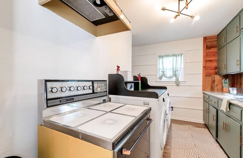Wichita House | Retro Retreat - 2K - Fun and Cozy - Fenced Yard