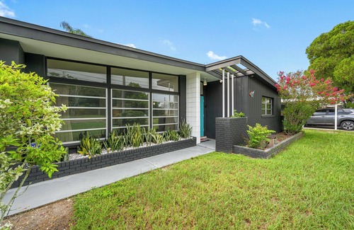 Clearwater House | Retro Retreat - ⭐Close to the Beach! ⭐ Great Rates!