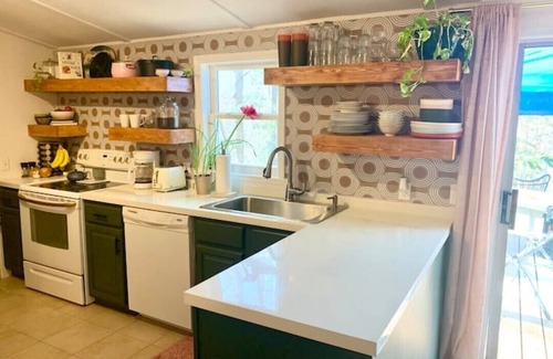 Bracey House | "Retro Retreat" Lakefront House