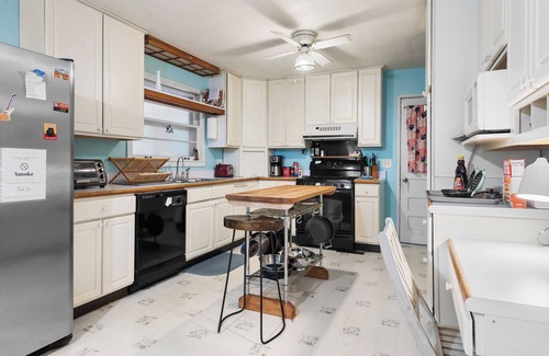 Donelson House | Retro Retreat with Waffles! Private/Close to BNA