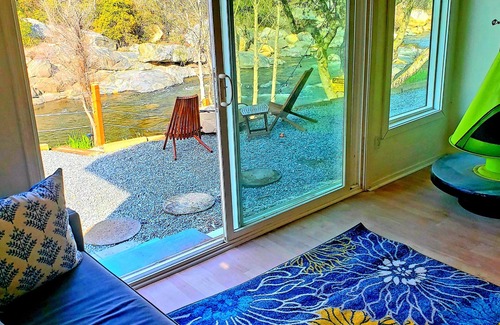 Three Rivers House | Retro River House! Waterfront, Firepit🔥, BBQ, Gameroom, 1 min to Sequoia Park.