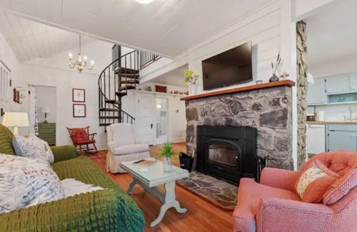 Suches Cottage | Retro Rock Cottage- Private Toccoa River Retreat
