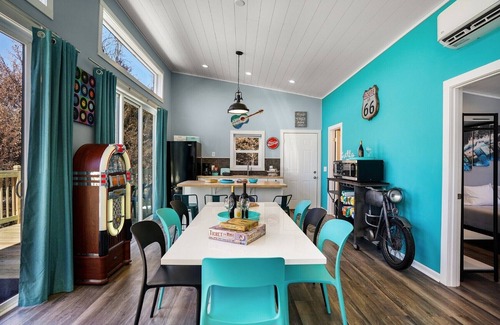 Ashland Cabin | Retro Sundowner Cabin w/Hot Tub. 3 Bedroom & 4 Queen Beds. Pet Friendly!