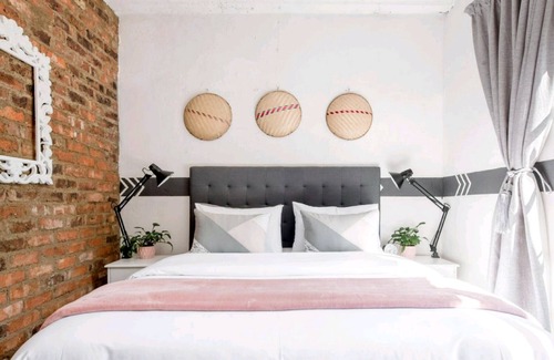 Centurion House | Retro-Vintage New Yorker Apartment in Centurion