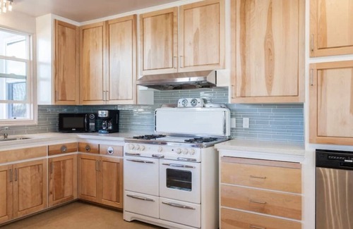 Ocean Beach House | RetroMod with Ocean Beach Views 2Bedroom Great Patio and Backyard sleeps 8