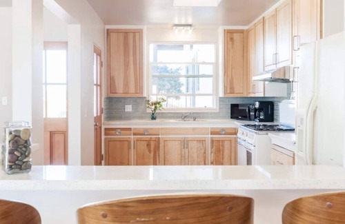 Ocean Beach House | RetroMod with Ocean Beach Views 2Bedroom Great Patio and Backyard sleeps 8