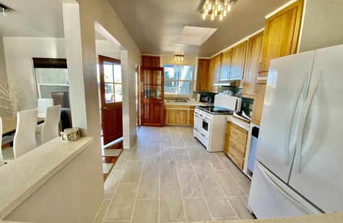 Ocean Beach House | RetroMod with Ocean Beach Views 2Bedroom Great Patio and Backyard sleeps 8