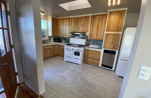 Ocean Beach House | RetroMod with Ocean Beach Views 2Bedroom Great Patio and Backyard sleeps 8