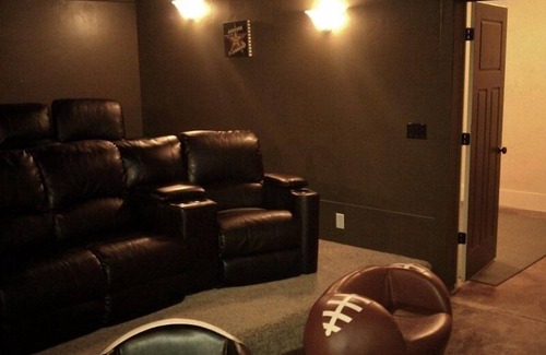 Garden City House | Reunion Retreat and Playhouse with indoor playground 46 people max.